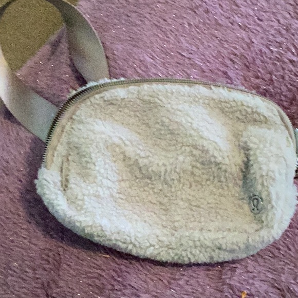 Lulu Sherpa belt bag - Picture 5 of 6